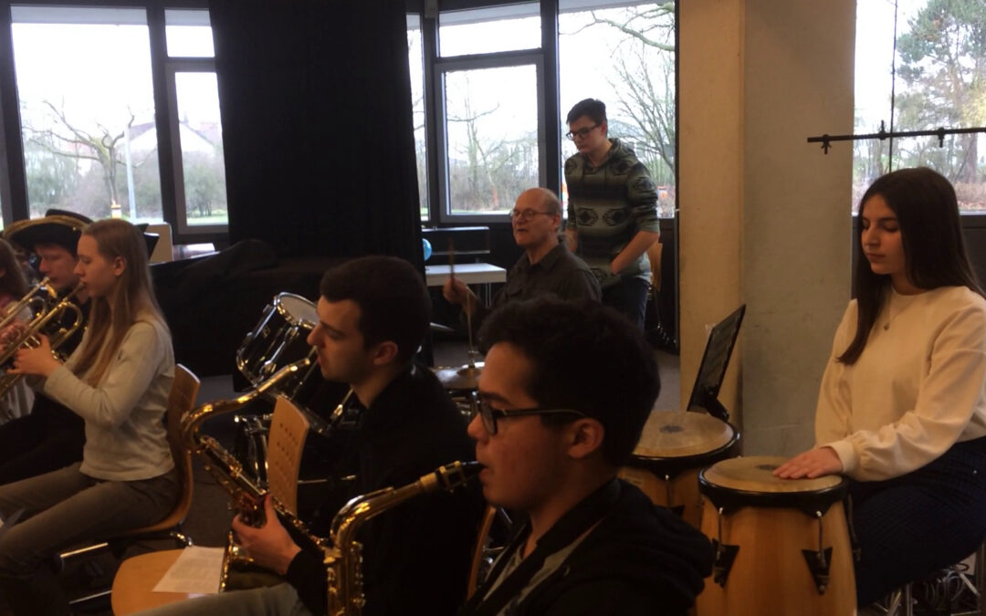 Workshop für HOLAs Blechle – Schüler und Lehrer musizieren gemeinsam