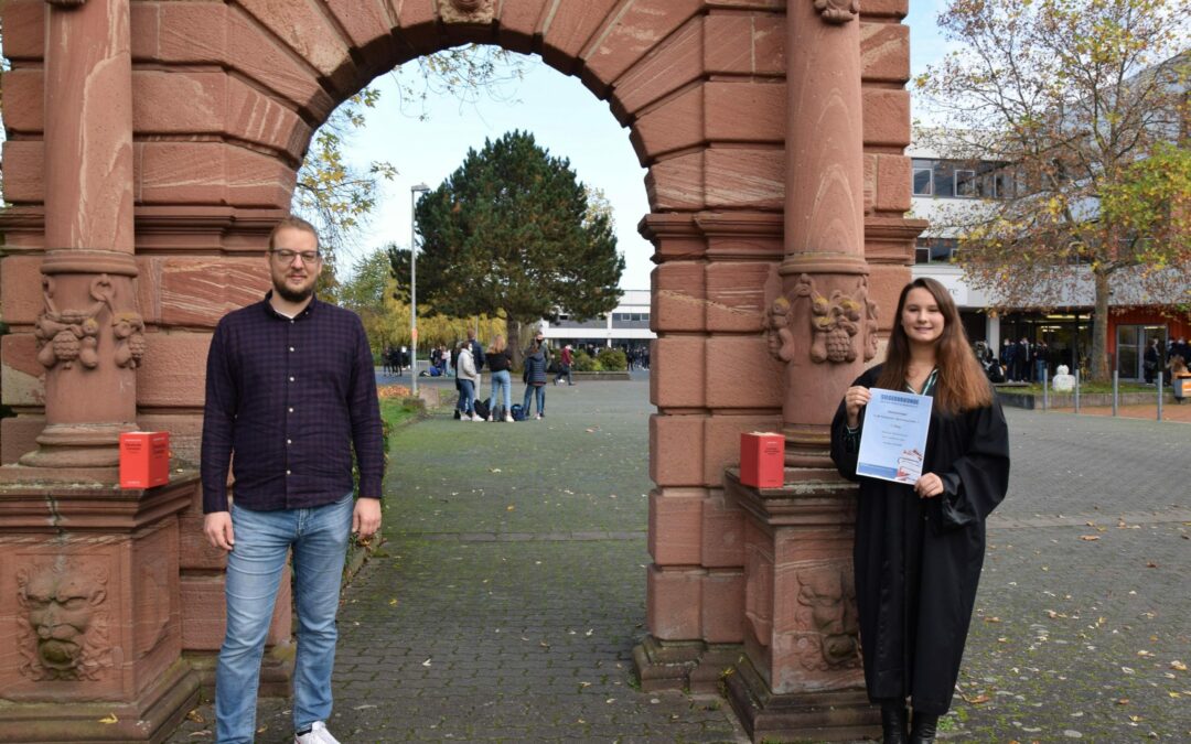 So sehen Hessensieger aus – Marina Mühlemann hat den besten Praktikumsbericht Hessens geschrieben!