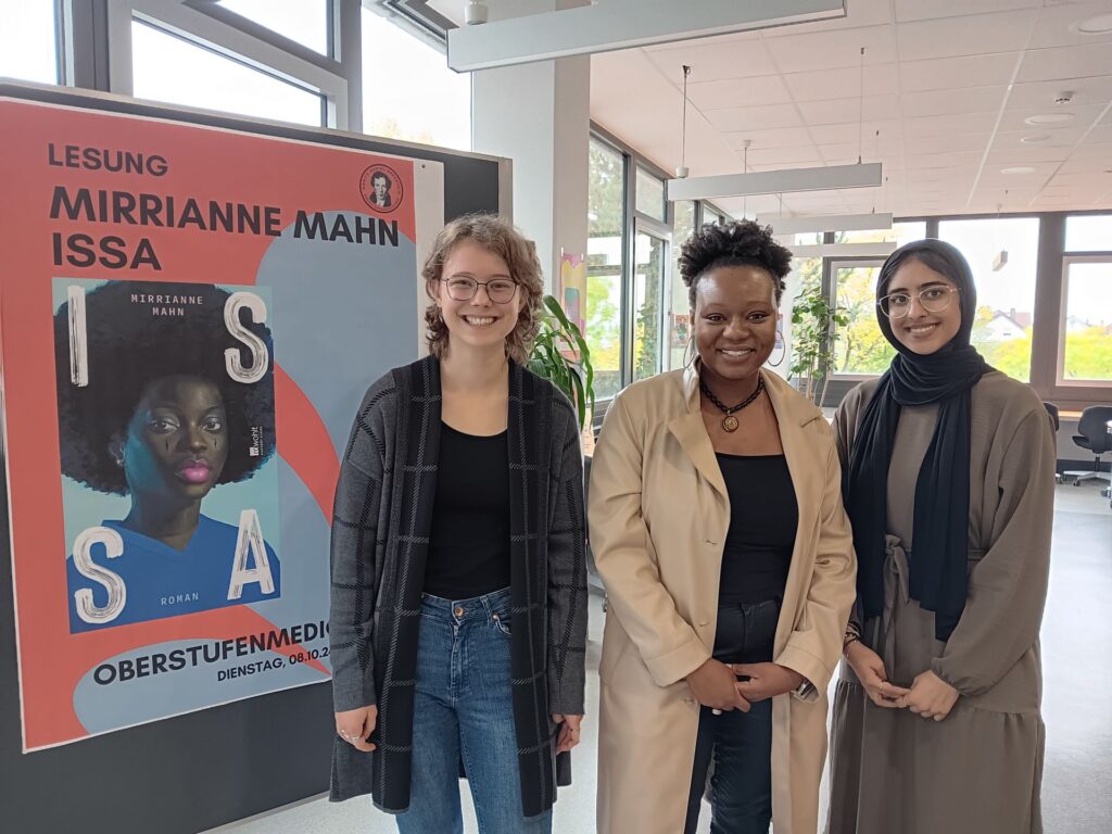 Foto: Julia Reichert, Mirrianne Mahn und Rimsha Ahmad in der Oberstufenmediothek