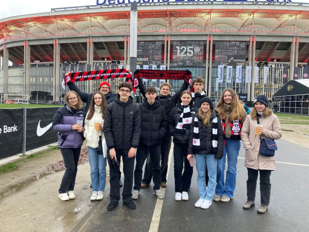 Foto: Schülerinnen und Schüler der Hohen Landesschule vor dem Frankfurter Waldstadion beim Bundesliga-Heimspiel gegen den FC Augsburg