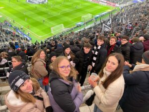 Foto: Schülerinnen und Schüler der Hohen Landesschule vor dem Frankfurter Waldstadion beim Bundesliga-Heimspiel gegen den FC Augsburg