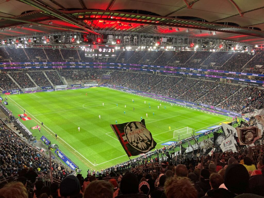 Foto: Schülerinnen und Schüler der Hohen Landesschule vor dem Frankfurter Waldstadion beim Bundesliga-Heimspiel gegen den FC Augsburg