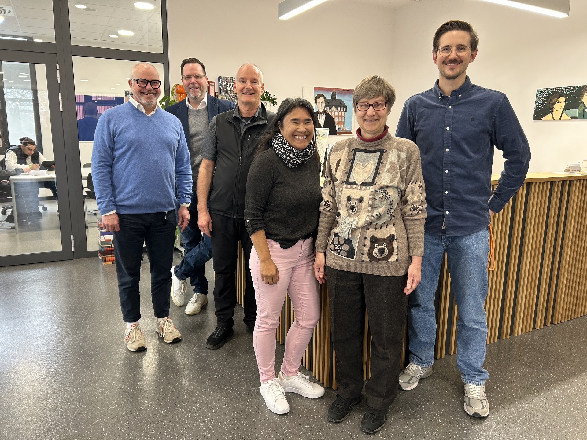 Foto: Damit Schülerinnen und Schüler weiterhin lernen und arbeiten können: Michael Truckenbrodt, Henrik Statz (Freunde und Förderer der Hohen Landesschule), Martin Göbler (Schulleiter), Fabienne Dannegger und Monika Klima (Mediothekarinnen) und Julian Reibling (Leiter der Oberstufenmediothek) freuen sich über die gesicherte Öffnung der Moritz-Daniel-Oppenheim-Oberstufenmediothek