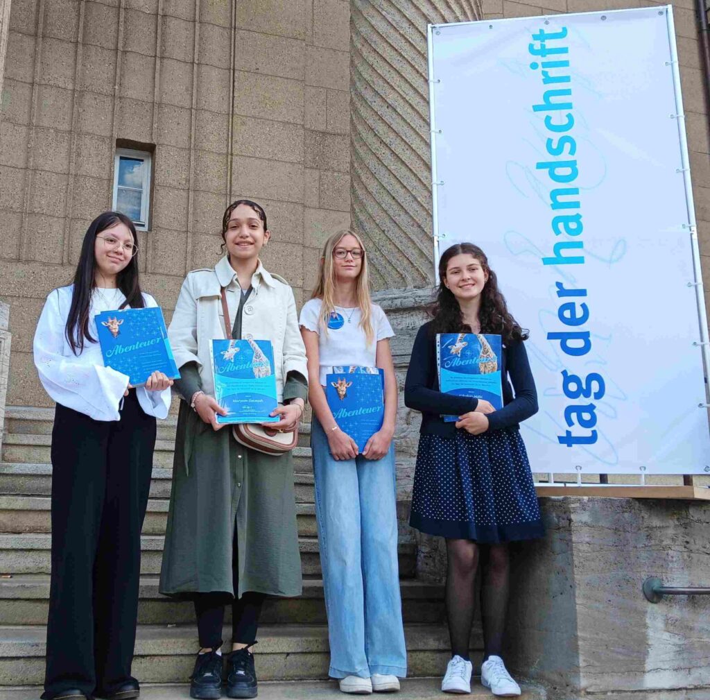 Foto: Sechs Schülerinnen der Hohen Landesschule freuten sich über die Prämierung ihrer Briefe beim Wettbewerb „Tag der Handschrift“ in Wiesbaden. Von links nach rechts: Dilara Orzechowska, Maryam Sleimieh, Emily Enea Tausend, Nikolija Mitić.