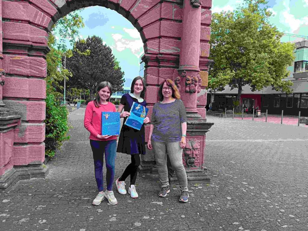 Foto: Mia Fritzsche (6G) und Laura Ivanova (6G) mit ihrer Deutschlehrerin Diana Birkenfeld