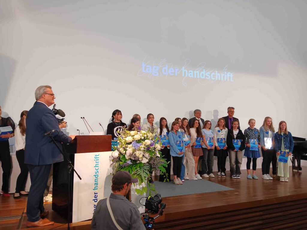 Foto: Siegerehrung auf der Bühne des Museums Wiesbaden