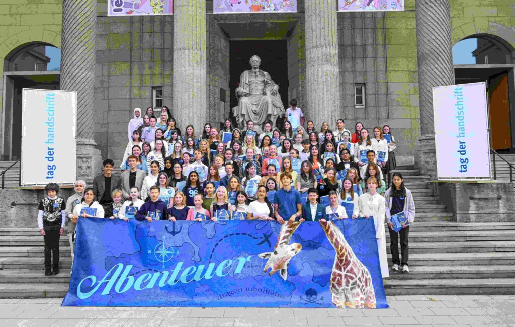 Foto: Alle Preisträgerinnen und Preisträger vor dem Museum Wiesbaden (Foto: Stiftung Handschrift)