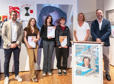 Foto: Drei junge Künstlerinnen erhielten am Mittwochabend im Foyer des Neustädter Rathauses den Moritz-Daniel-Oppenheim-Kunstpreis 2025 aus der Hand von Henrik Statz, Bürgermeister Dr. Maximilian Bieri und Astrid Holle. Die Schülerinnen von links nach rechts: Sophia Clara Englert, Linn Heelein und Milena Kuziola