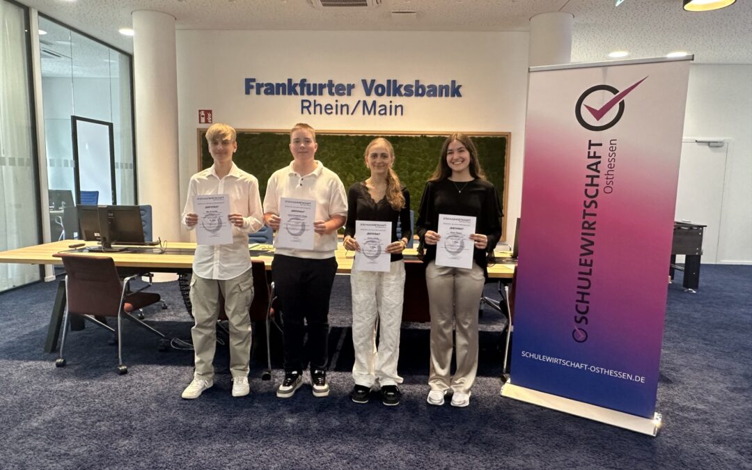 Foto: Gruppenfoto der für ihre Praktikumsberichte in Hanau geehrten Schülerinnen und Schüler