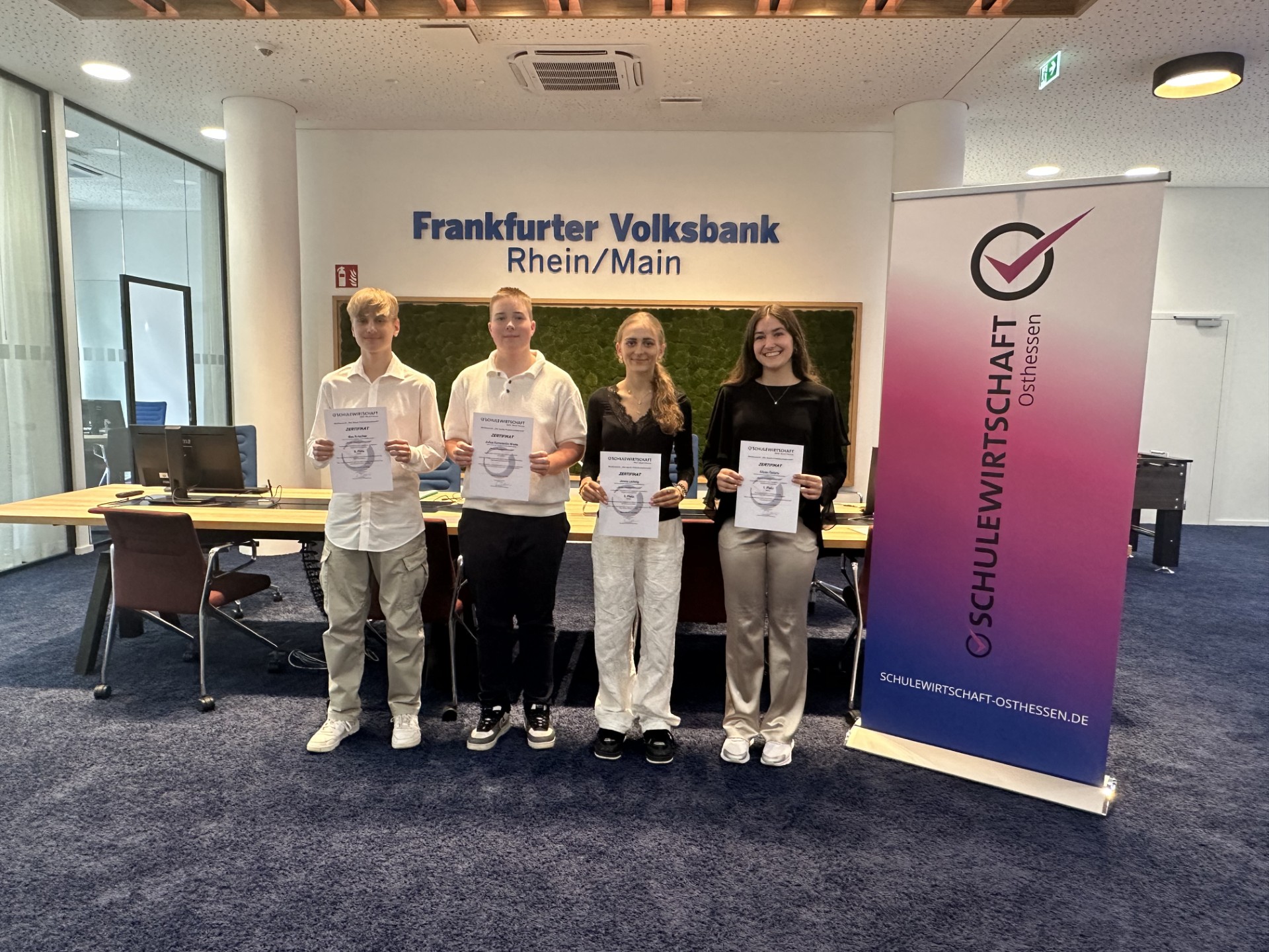 Foto: Gruppenfoto der für ihre Praktikumsberichte in Hanau geehrten Schülerinnen und Schüler