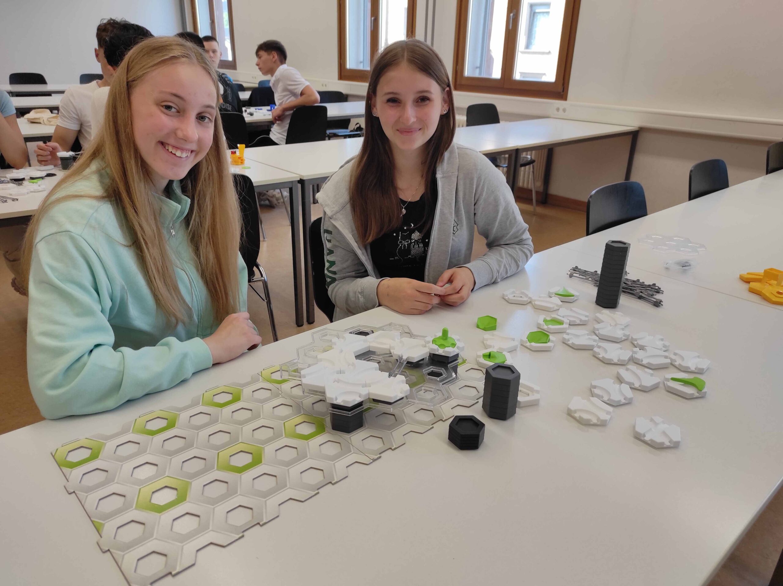 Foto: Ingenieursarbeit mal anders: Pia Grunewald (9E) und Nina Lisanne Staub (9E) lösen Herausforderungen mit einer Kugelbahn.