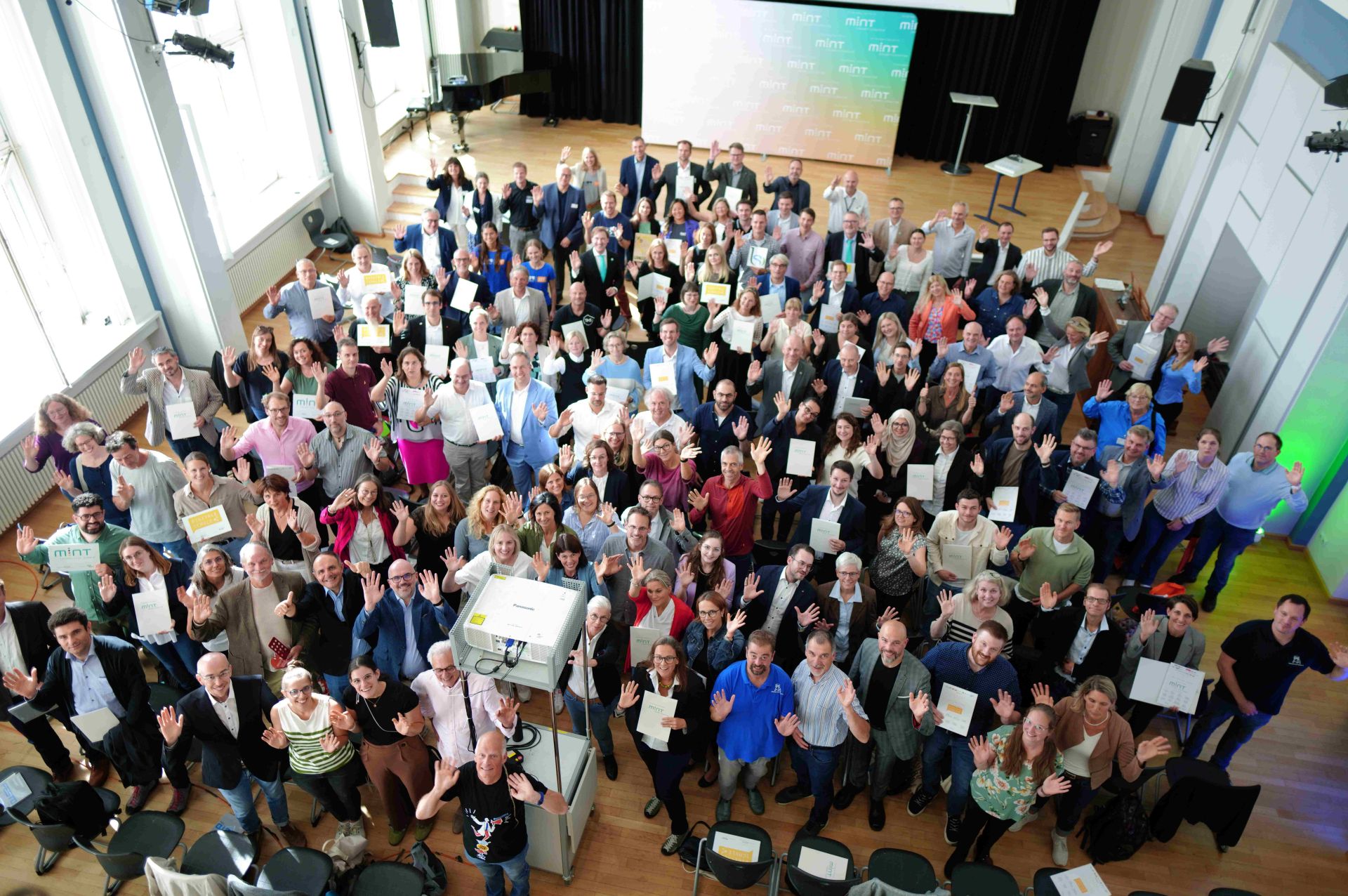 Foto (Quelle Future Space): 91 Schulen aus Hessen wurden in Kassel für ihr herausragendes Engagement in Mathematik, Informatik, Naturwissenschaften und Technik (MINT) sowie in der Digitalisierung ausgezeichnet.