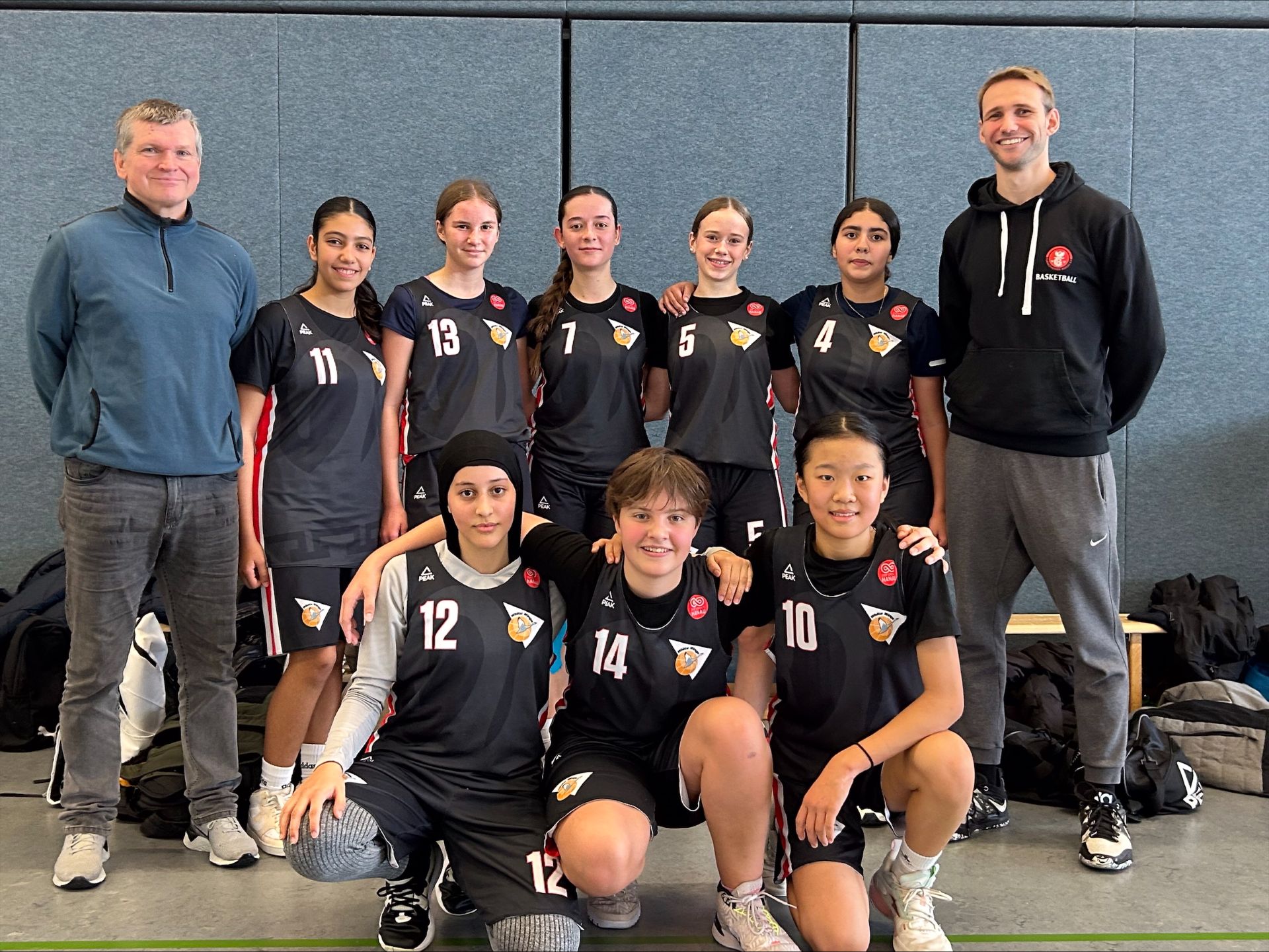 Für die Hola spielten: Lia Bauer, Nouran Chouraki, Salma Eljazouli, Dünya Gülen, Anna Lange, Noemi Mosler, Angelina Streitz, Hayley Yin Das Team der HOLA beim Regionalentscheid „Jugend trainiert für Olympia“ in Langen