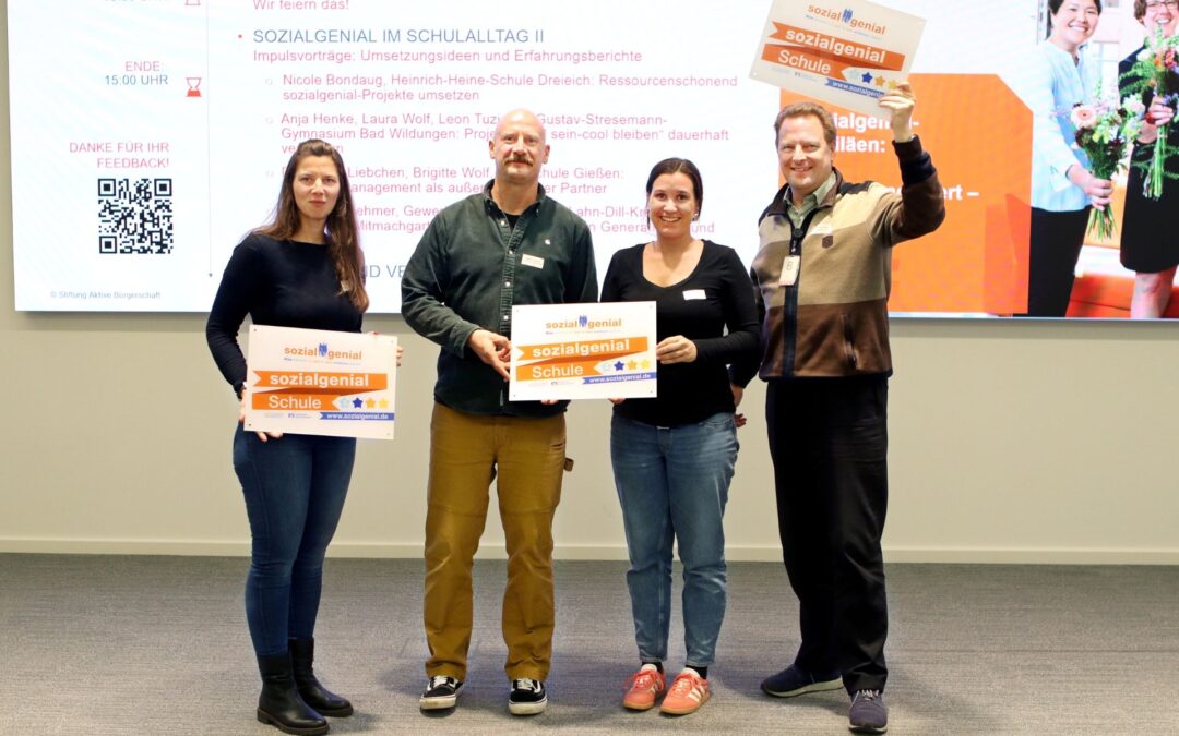 Foto (Ingo Wilhelm, Stiftung Aktive Bürgerschaft): Die HOLA (Fachbereichsleiter Stefan Prochnow, rechts) wurde als eine von bundesweit drei Schulen für das fünfjährige Engagement im Netzwerk der Sozial-Genial-Schulen ausgezeichnet.
