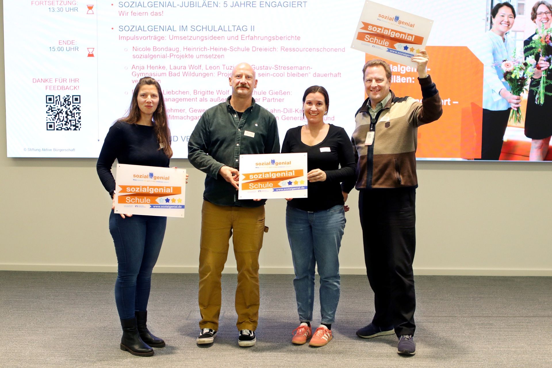 Foto (Ingo Wilhelm, Stiftung Aktive Bürgerschaft): Die HOLA (Fachbereichsleiter Stefan Prochnow, rechts) wurde als eine von bundesweit drei Schulen für das fünfjährige Engagement im Netzwerk der Sozial-Genial-Schulen ausgezeichnet.