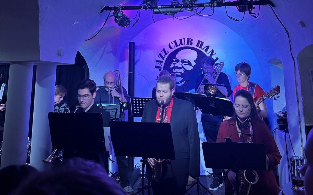 Foto: Schülerinnen, Schüler und Lehrkräfte der HOLA führten durch einen musikalisch abwechslungsreichen Abend.