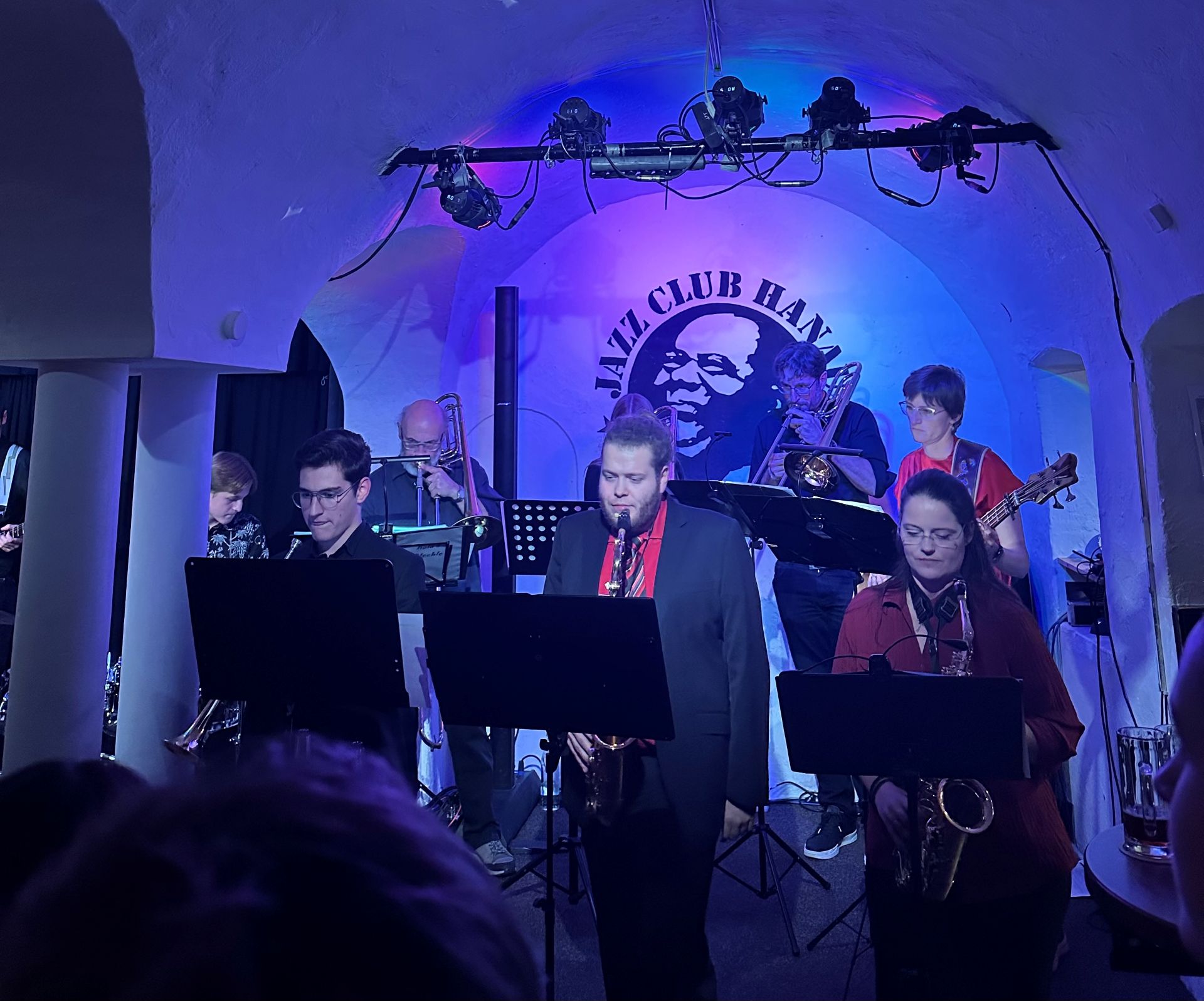 Foto: Schülerinnen, Schüler und Lehrkräfte der HOLA führten durch einen musikalisch abwechslungsreichen Abend.