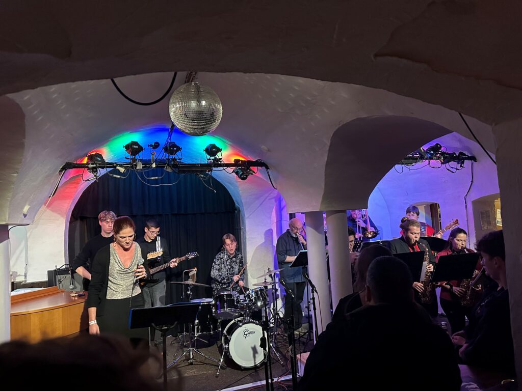 Foto: Schülerinnen, Schüler und Lehrkräfte der HOLA führten durch einen musikalisch abwechslungsreichen Abend.