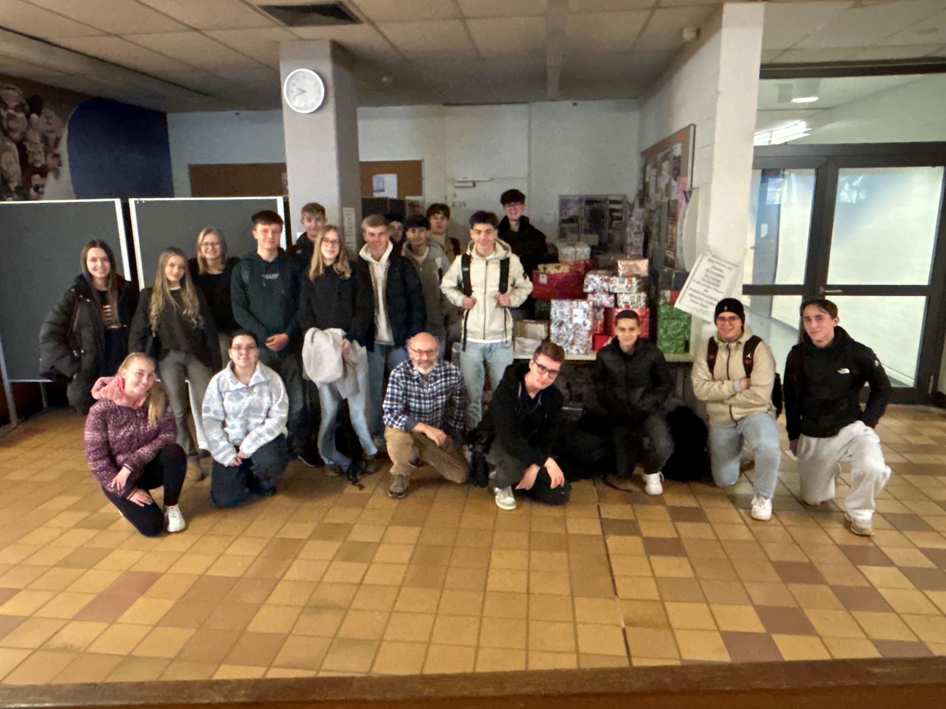 Schülerinnen und Schüler der HOLA mit Schulpfarrer Hermann Trusheim vor den gesammelten Päckchen