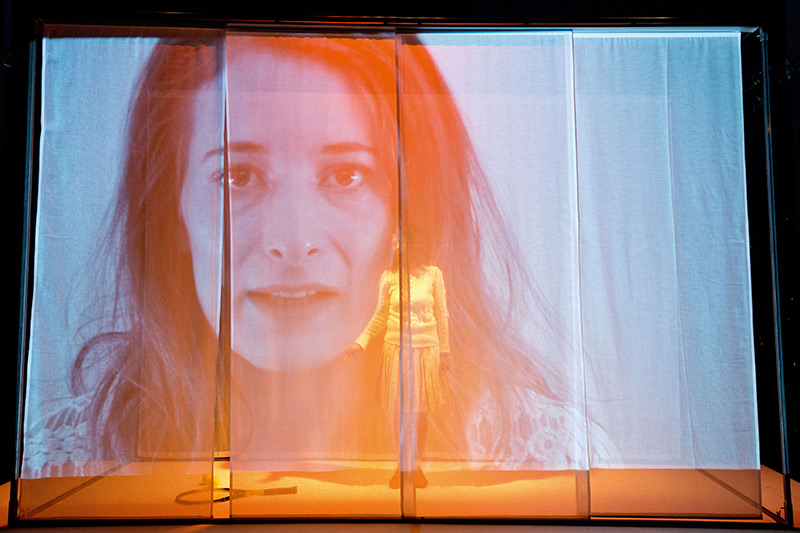 Beeindruckendes Theater RemembeRING an der HOLA: Auf den Spuren einer Familie während und nach dem Holocaust