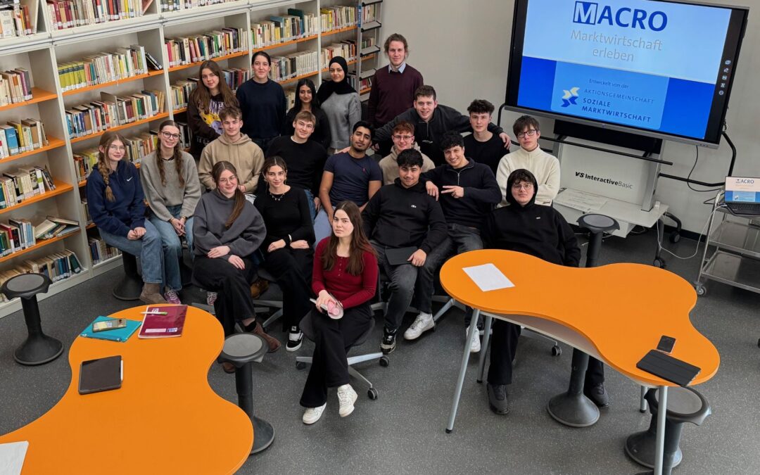 Im Kombikurs Wirtschaft lernen Grund- und Leistungskursschüler gemeinsam mit Spielleiter Benjamin Kurtz (hinten Mitte).