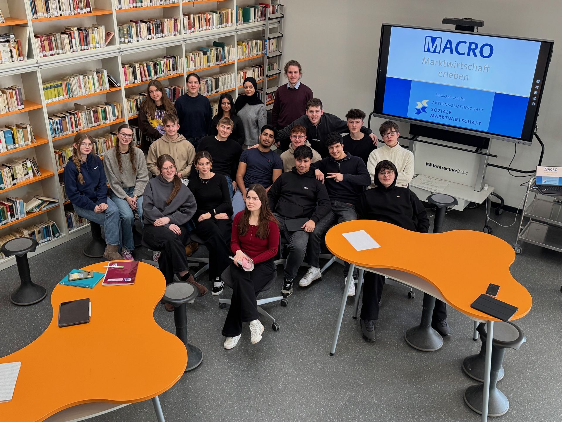 Im Kombikurs Wirtschaft lernen Grund- und Leistungskursschüler gemeinsam mit Spielleiter Benjamin Kurtz (hinten Mitte).