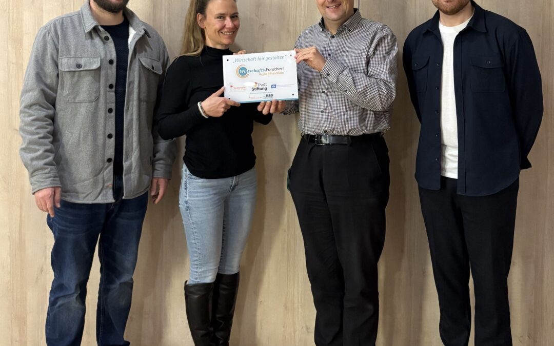 Alexander Hübner (Strahlemann, links) und Maximilian Porrmann (PwC-Stiftung, rechts) übergeben den HOLA-Lehrkräften Janina Endner und Stefan Prochnow die „WiFoLab-Plakette“ für ihr Engagement in der wirtschaftsethischen Bildung