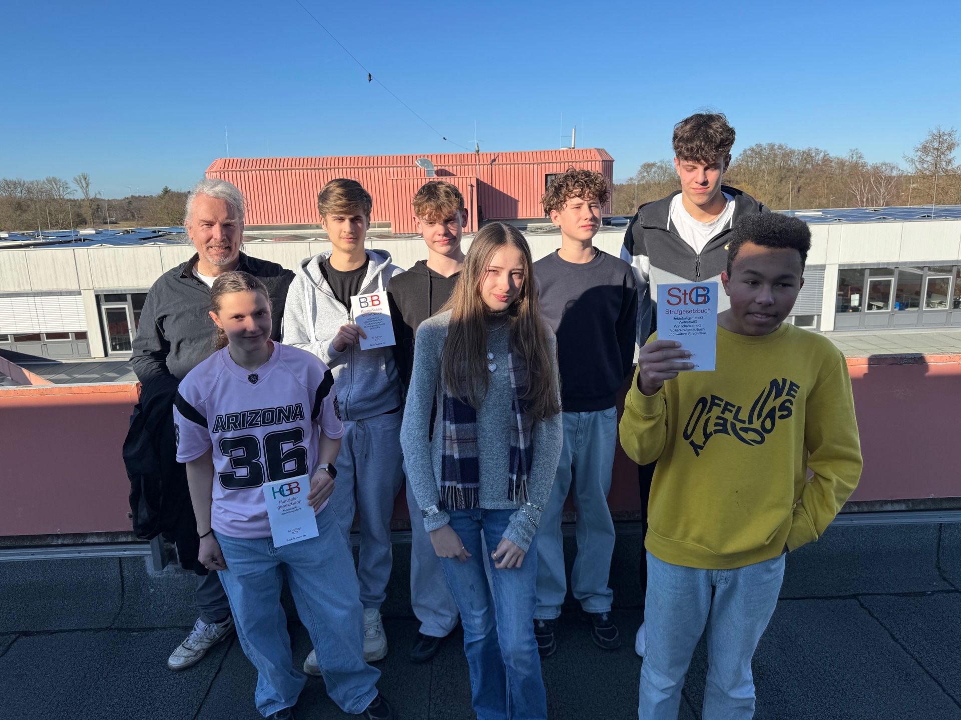 Foto: Andreas Gran (links) mit Schülern des Rechtskurses an der HOLA