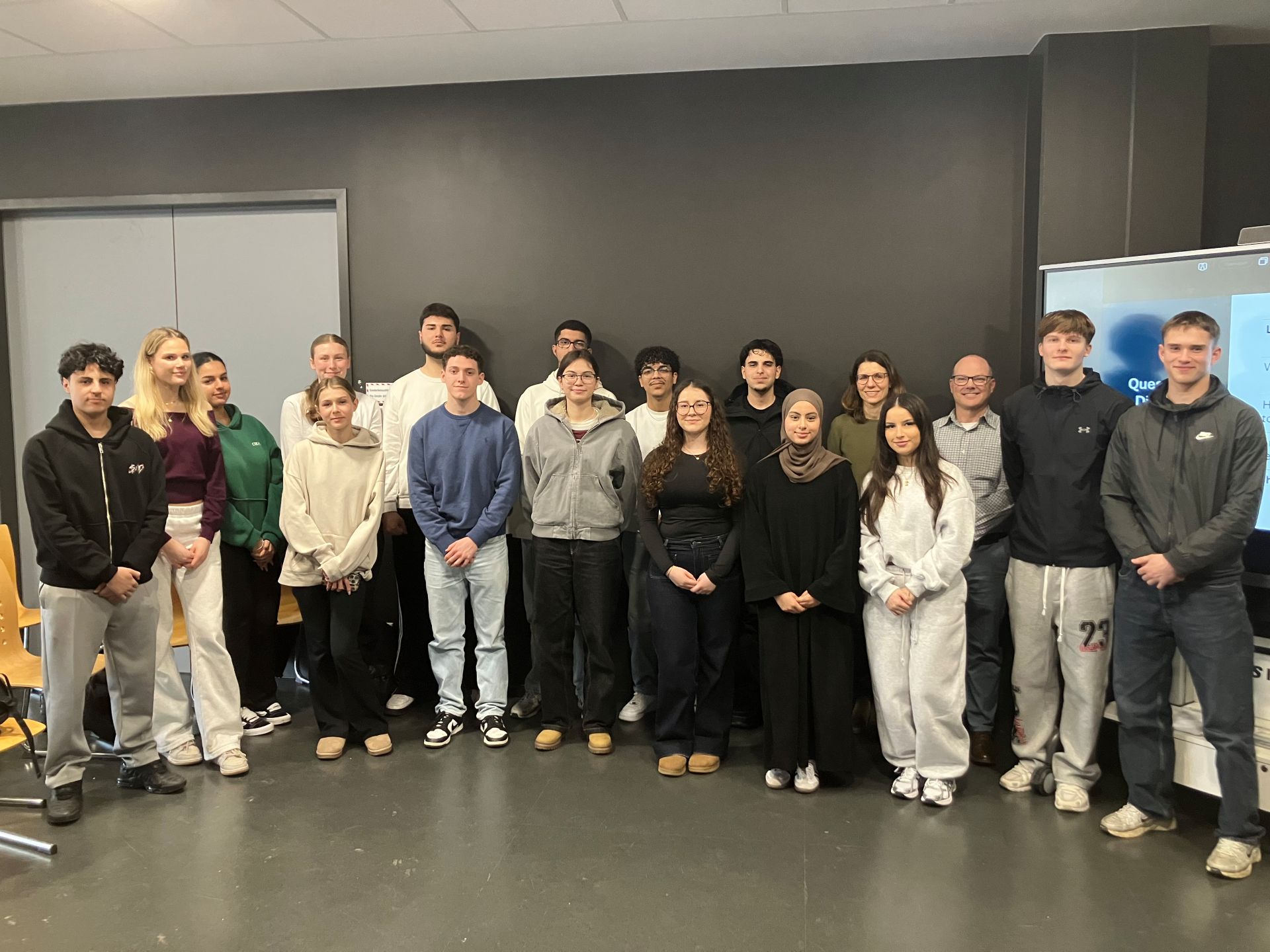 Foto: Erhielten wertvolle Informationen von Experten: Schülerinnen und Schüler des Q2-Englisch-Leistungskurses von Frau Grahl