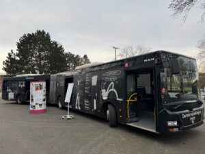 Foto: Passte gerade so auf den Schulhof - 20m Gelenkbus