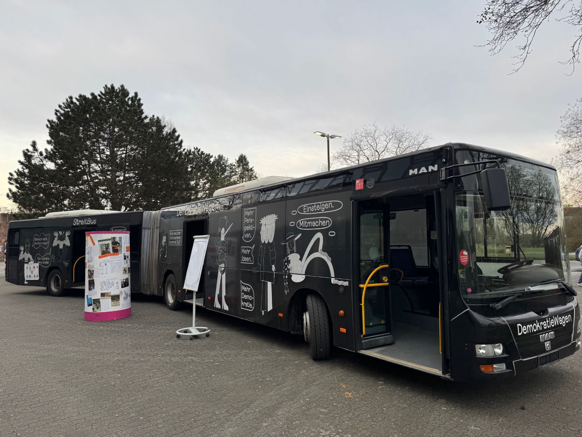 Foto: Passte gerade so auf den Schulhof - 20m Gelenkbus