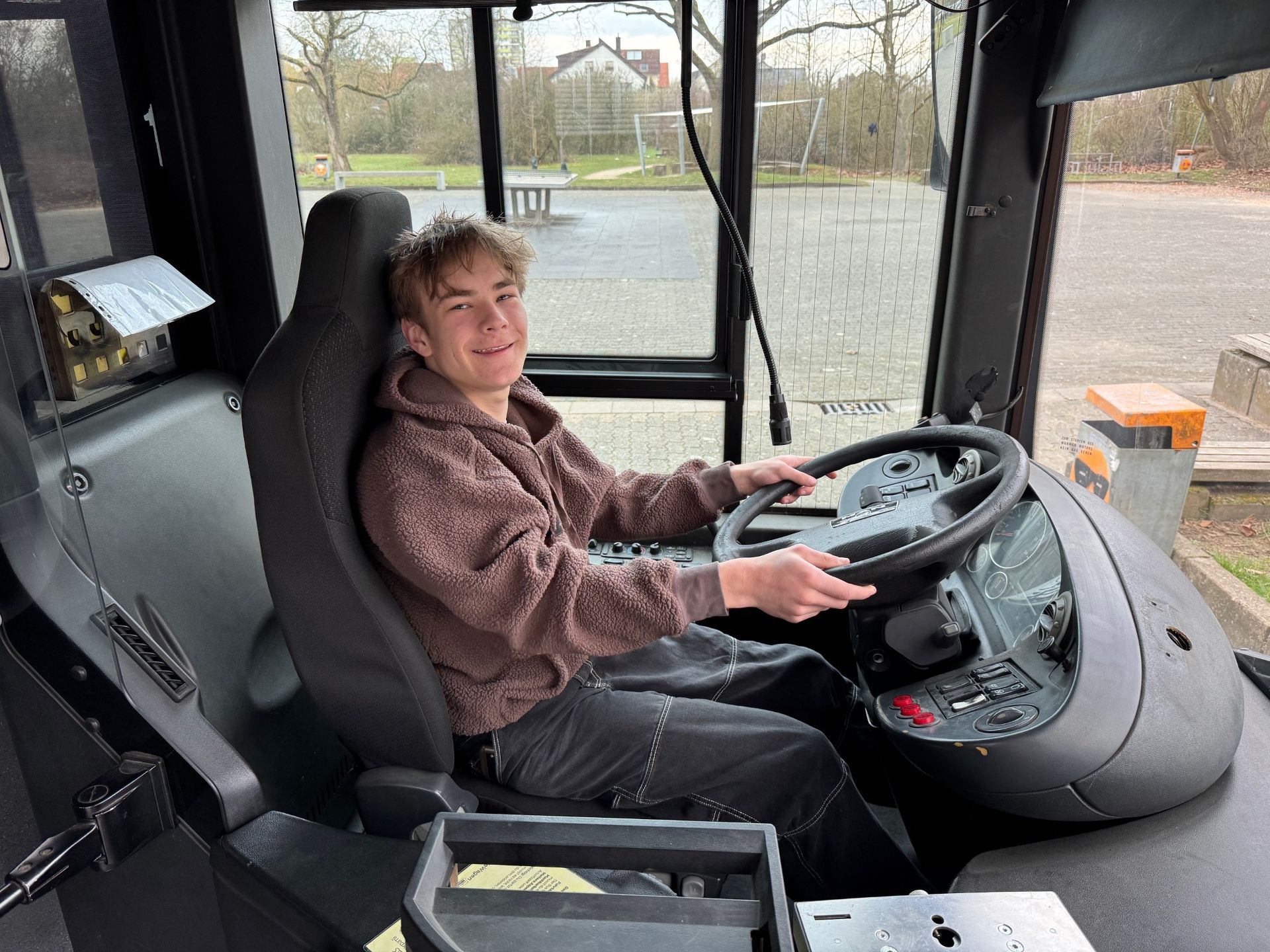 Foto: Gary Weigel (E2 Wiwi1) als "Busfahrer" - natürlich nur im Stand