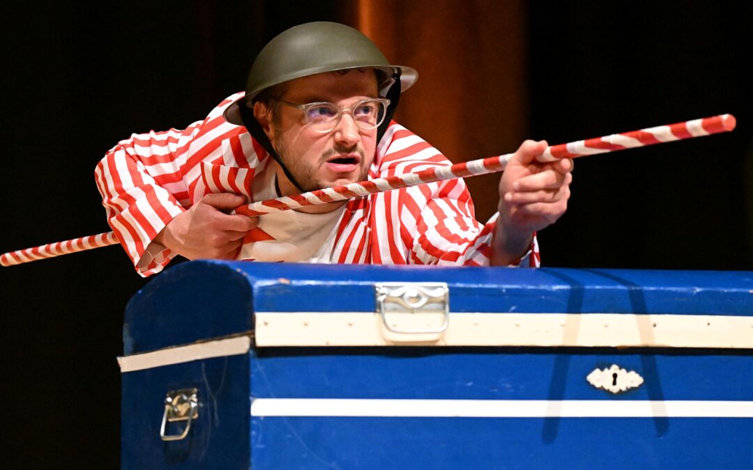 [hier bitte Bild 1 einfügen] Foto: Der Schauspieler Tino Leo bei einer Originalszene aus dem Stück.