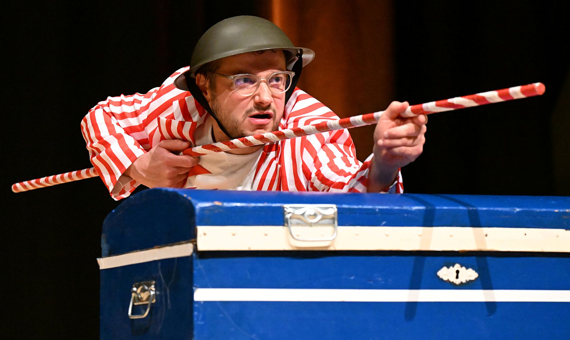 [hier bitte Bild 1 einfügen] Foto: Der Schauspieler Tino Leo bei einer Originalszene aus dem Stück.