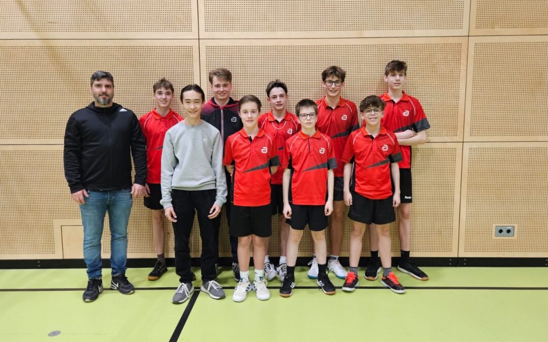 Foto: Die Nachwuchstalente freuen sich mit ihren Trainern und Herrn Hager über ihren Erfolg.