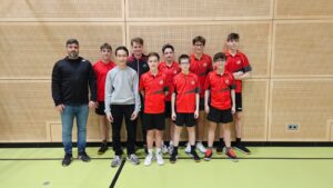 Foto: Die Nachwuchstalente freuen sich mit ihren Trainern und Herrn Hager über ihren Erfolg.