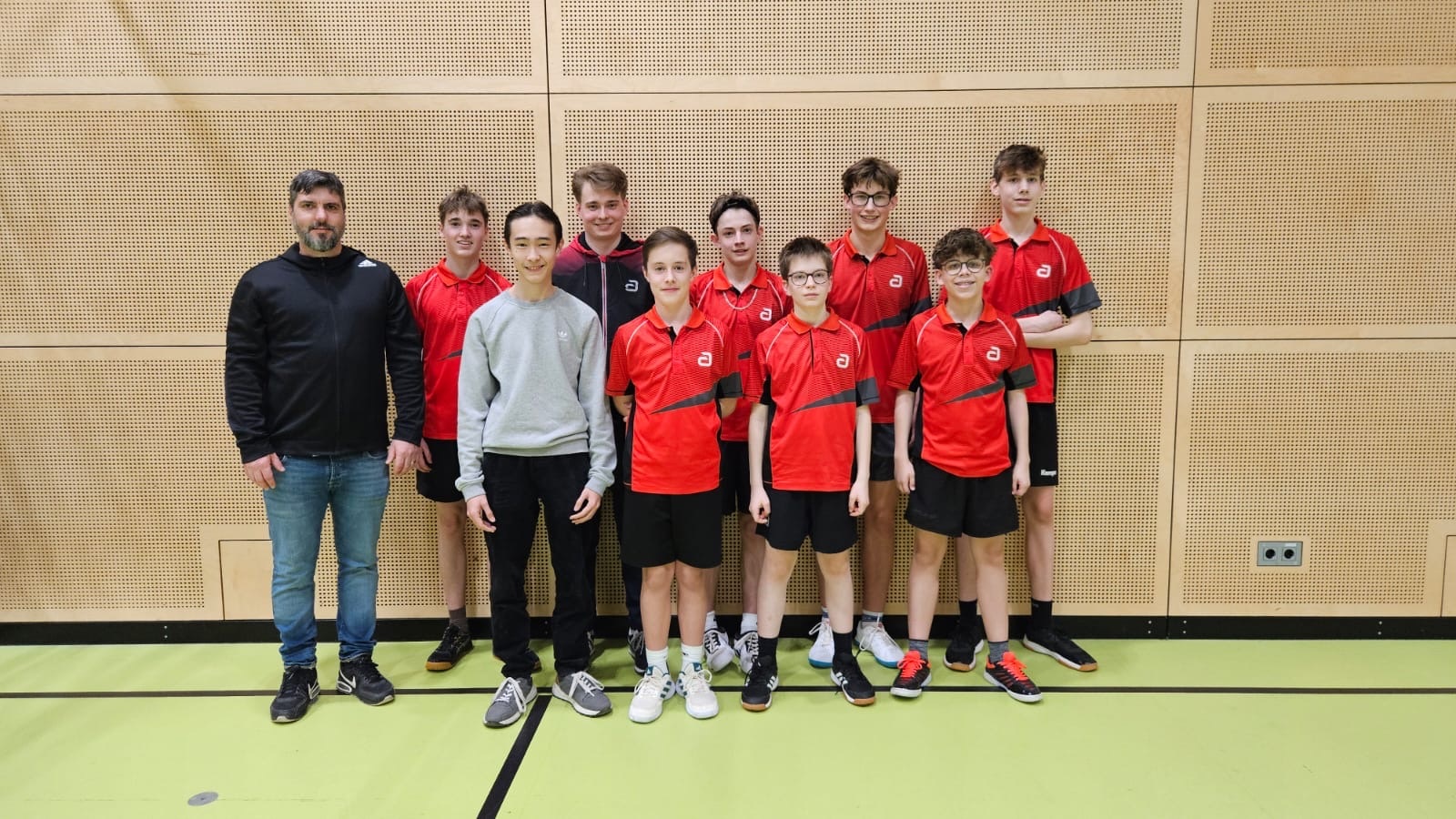 Foto: Die Nachwuchstalente freuen sich mit ihren Trainern und Herrn Hager über ihren Erfolg.