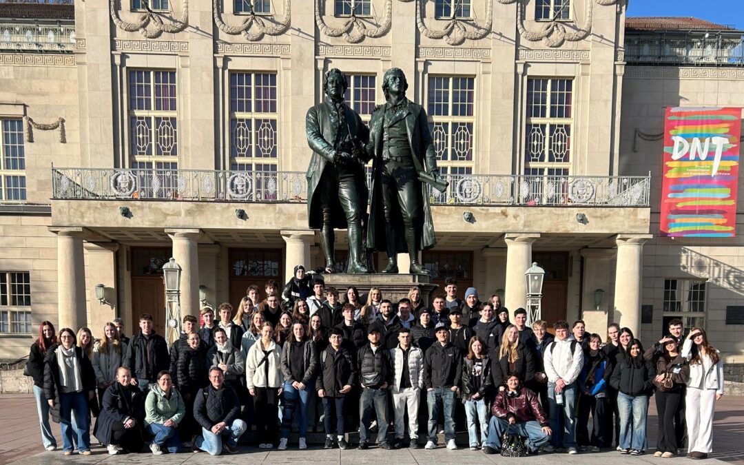 Foto: Schülerinnen und Schüler der Q4 in Begleitung ihrer Lehrkräfte vor dem Goethe-Schiller-Denkmal in Weimar