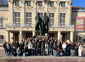 Foto: Schülerinnen und Schüler der Q4 in Begleitung ihrer Lehrkräfte vor dem Goethe-Schiller-Denkmal in Weimar