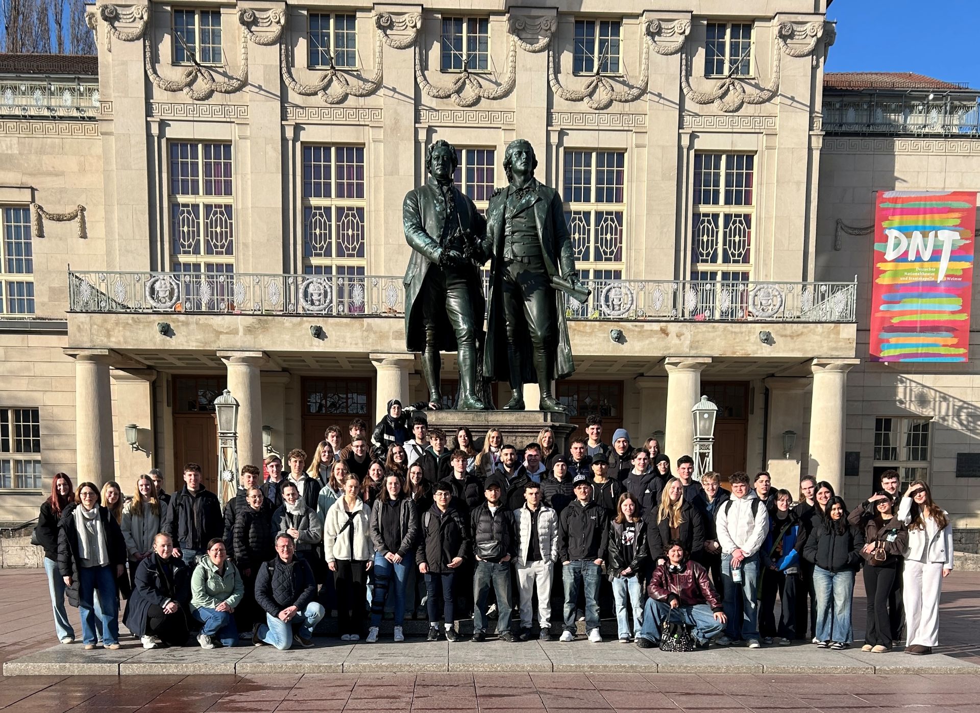 Foto: Schülerinnen und Schüler der Q4 in Begleitung ihrer Lehrkräfte vor dem Goethe-Schiller-Denkmal in Weimar