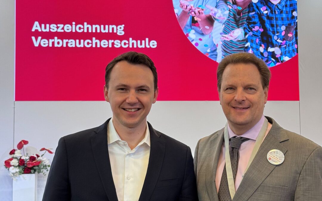 Foto: Freuten sich über die Auszeichnung der HOLA als Verbraucherschule - Hanaus Bundestagsabgeordneter Pascal Reddig (im Bild links) und HOLA-Fachbereichsleiter Stefan Prochnow