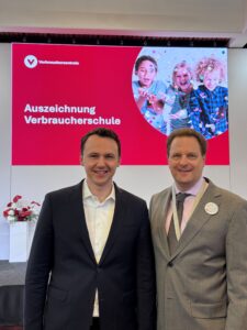 Foto: Freuten sich über die Auszeichnung der HOLA als Verbraucherschule - Hanaus Bundestagsabgeordneter Pascal Reddig (im Bild links) und HOLA-Fachbereichsleiter Stefan Prochnow