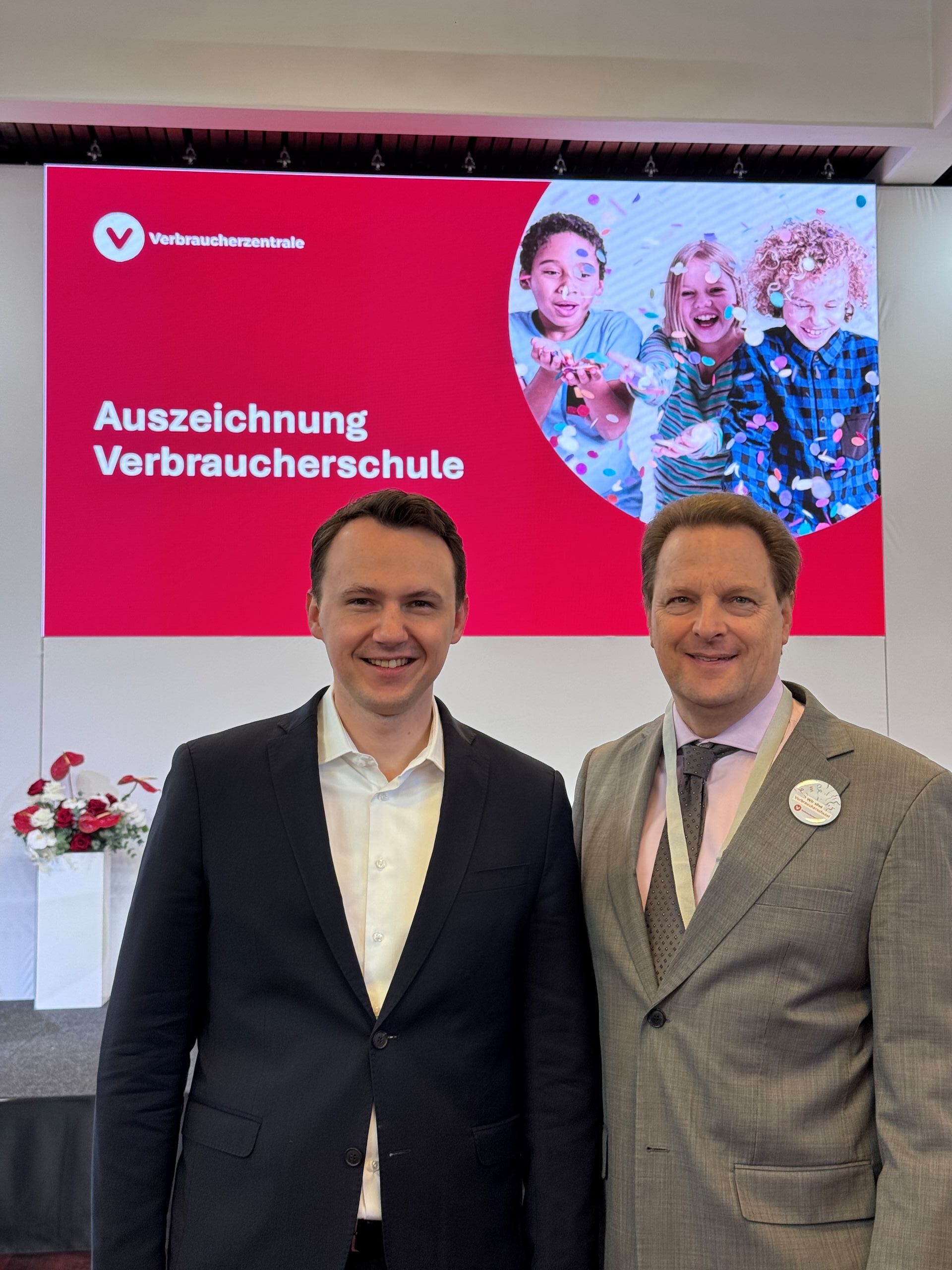 Foto: Freuten sich über die Auszeichnung der HOLA als Verbraucherschule - Hanaus Bundestagsabgeordneter Pascal Reddig (im Bild links) und HOLA-Fachbereichsleiter Stefan Prochnow