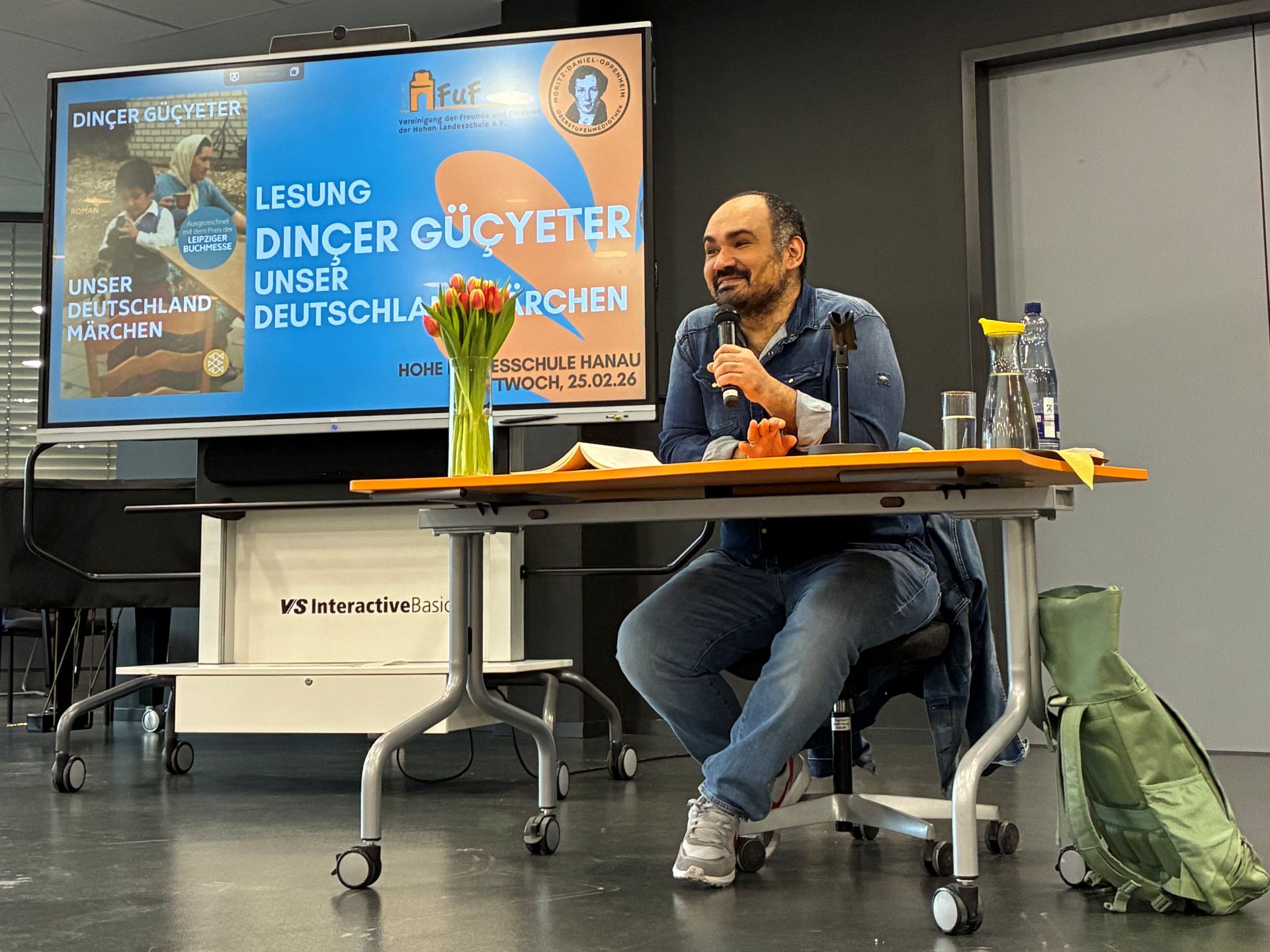 Dincer Gücyeter liest aus seinem Roman „Unser Deutschlandmärchen“ im Forum der Hohen Landesschule