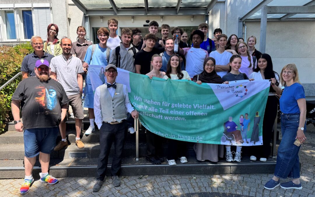 Foto: 26 Schülerinnen und Schüler kartierten einen Vormittag lang Hanauer Geschäfte im Hinblick auf die Zugänglichkeit für Menschen mit Sehbehinderung, Rollatoren, Rollstühlen und anderen Mobilitätseinschränkungen.