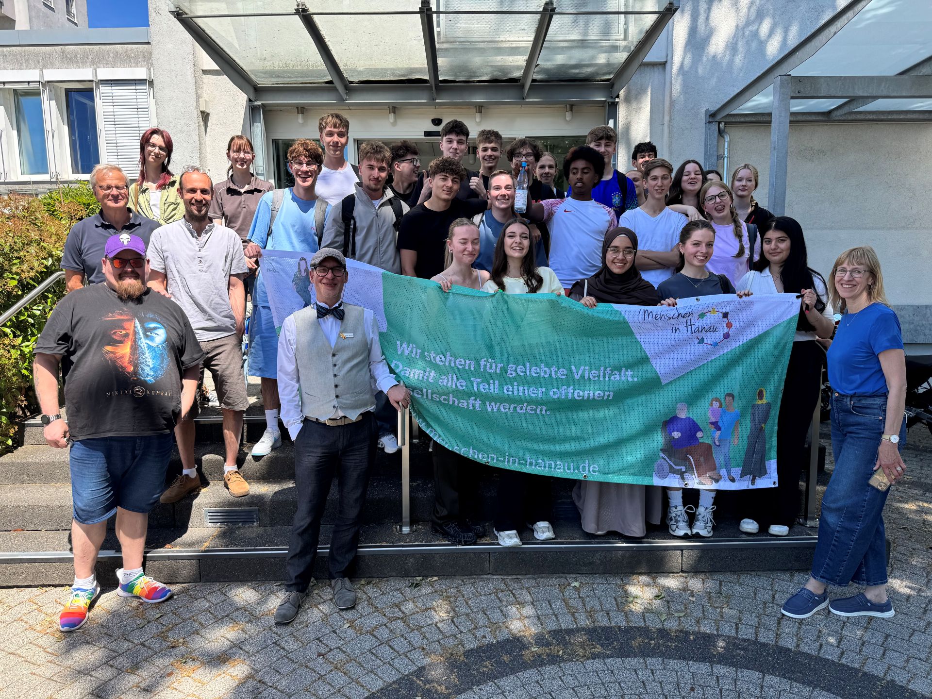 Foto: 26 Schülerinnen und Schüler kartierten einen Vormittag lang Hanauer Geschäfte im Hinblick auf die Zugänglichkeit für Menschen mit Sehbehinderung, Rollatoren, Rollstühlen und anderen Mobilitätseinschränkungen.