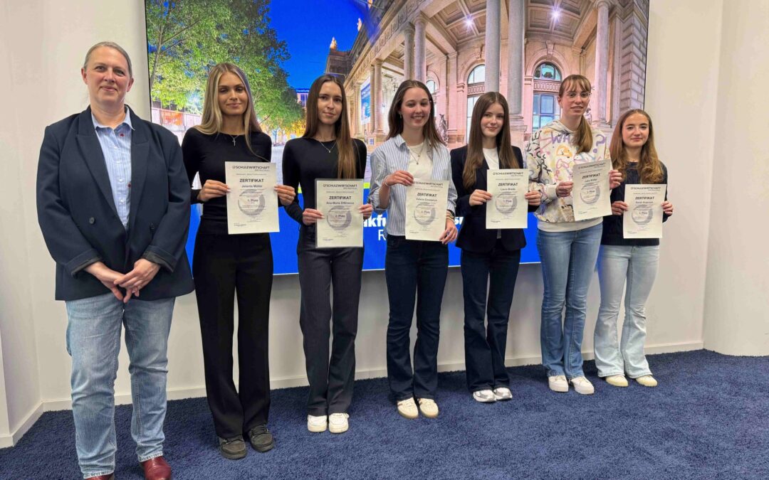 Bild: Erfolgreiche Frauen-Power von der HOLA, von links nach rechts Verena Dingel (Lehrkraft), Jolanta Müller, Ana-Maria Diftirenco, Valerie Emmerich, Laura Brede, Julia Müller, Sarah Kupczyk