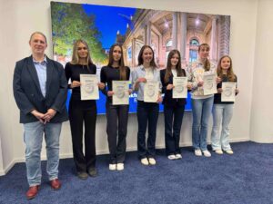 Bild: Erfolgreiche Frauen-Power von der HOLA, von links nach rechts Verena Dingel (Lehrkraft), Jolanta Müller, Ana-Maria Diftirenco, Valerie Emmerich, Laura Brede, Julia Müller, Sarah Kupczyk