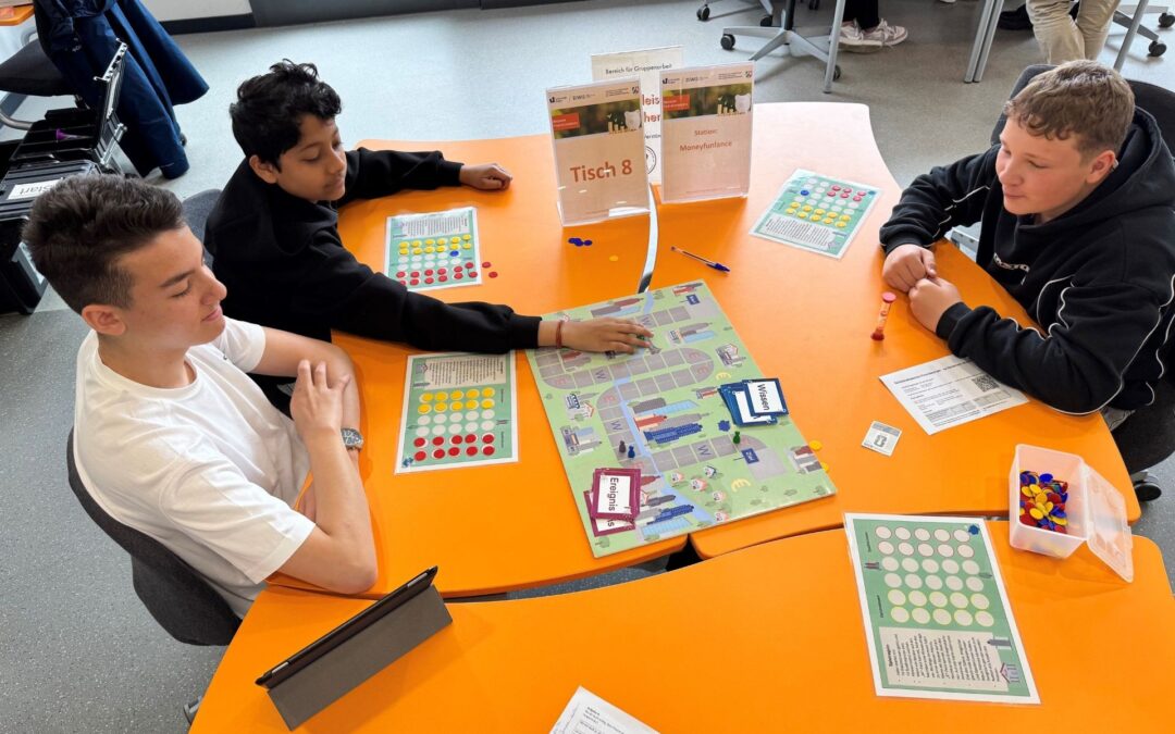 Foto: Das Brettspiel "Moneyfunlance" kam bei vielen Achtklässlern besonders gut an.