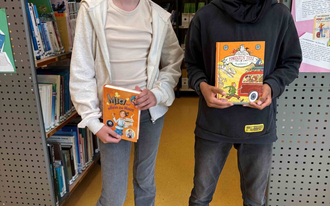 Foto: Leyla Fantin (5G) und Jakob Rüffin (5B) gewannen den Vorlesewettbewerb der fünften Klassen an der HOLA.